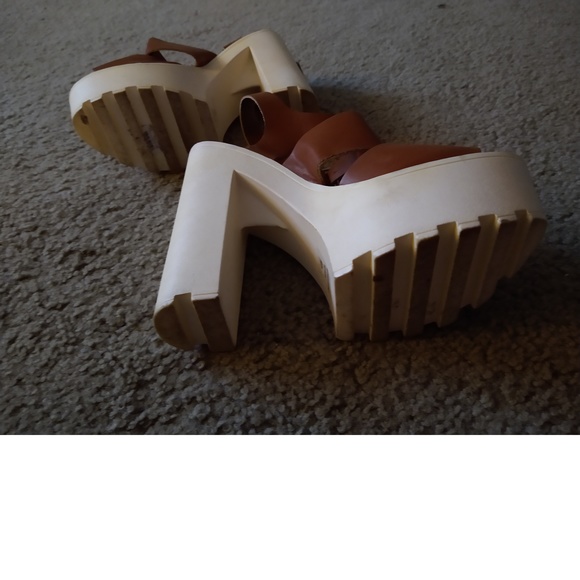 WILD DIVA - SIZE 7.5 - CHUNKY HEELED BROWN PLATFORM - VERY NICE - Picture 4 of 7